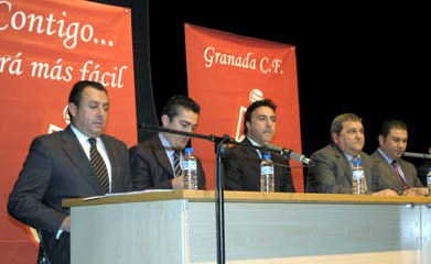 Los directivos del Granada CF, durante una asamblea. (AYALA)