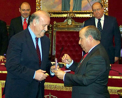 Vicente del Bosque recibe la medalla de oro de la ciudad en manos del alcalde