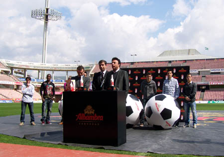 Una imagen durante el acto de presentación de la botella en el estadio de Los Cármenes (GRJ)