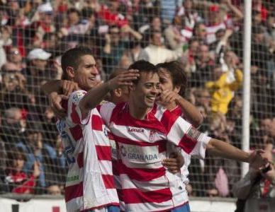 Los jugadores del Granada celebran un gol el su estadio. (ARCHIVO)