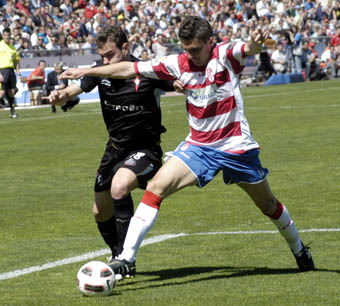 Siqueira pugna con un jugador del Celta (PACO AYALA)