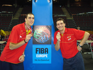 Pablo Aguilar junto a Alberto Pérez con la medalla de bronce del Europeo Sub 20 (CBGRANADA.COM)