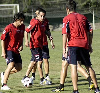 Los jugadores rojiblancos durante un entrenamiento. (AYALA)