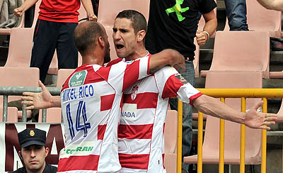 El pichici Álex Geijo celebra un gol con Mikel Rico. (BALDOMERO)