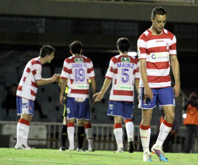 Benítez camina cabizbajo en el partido de ayer. (LAOPINIONDEGRANADA.ES)
