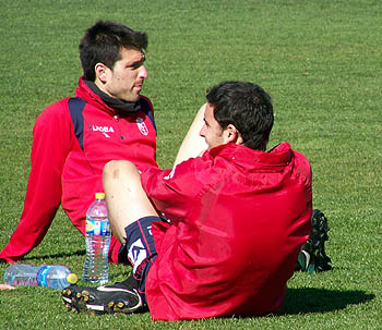 Los rojiblancos Lucena e Íñigo López, tras un entrenamiento. (GRJ)