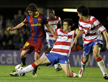 Lucena y Mainz en una acción defensiva ante el Barça B (FCBARCELONA.ES)