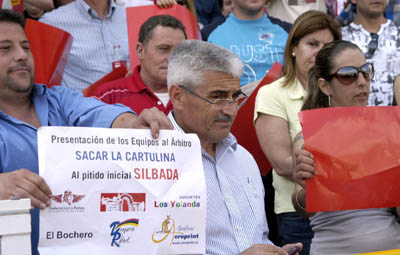 Fabri González sentando en la grada durante el choque (PACO AYALA)