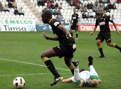 Allan Nyom, en el encuentro frente al Códoba. (MINUTO90.COM)