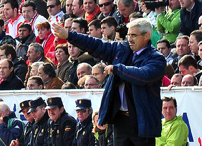 Fabri González, dando instrucciones desde el campo durante un partido (BALDOMERO)