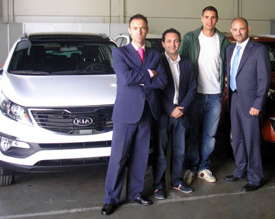Alex Geijo y David Navarro junto a los responsables del concesionario KIA Granada