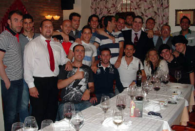 Los jugadores de la plantilla junto a los responsables del restaurante (GRJ)