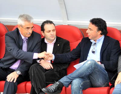 Pina, en el banquillo de Los Cármenes junto a Fabri y David Navarro