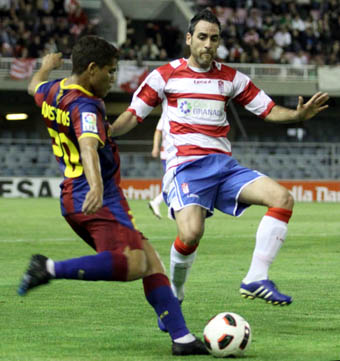 Dos Santos en una acción ante Abel Gómez (LAOPINIONDEGRANADA.ES)