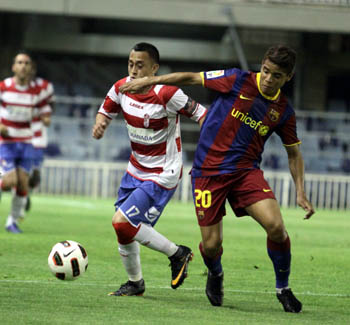 Orellana disputa un balón con el azulgrana Jonathan Dos Santos. (ARCHIVO)