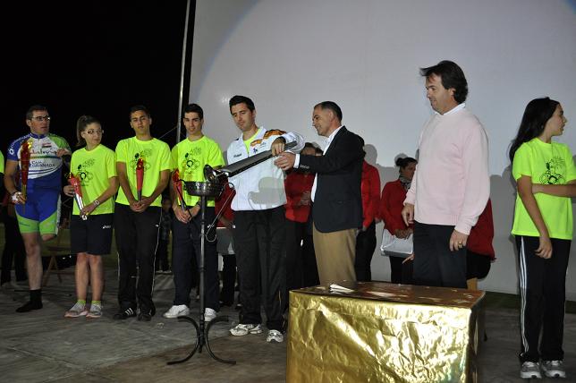 José Manuel Ruiz encendiendo el pebetero