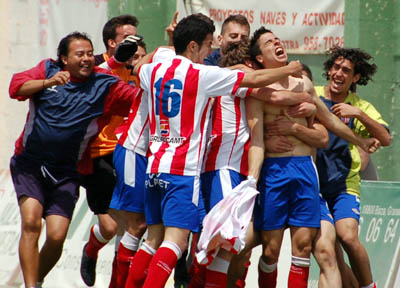 Los jugadores locales celebrando la permanencia en Tercera División (ALONSO)