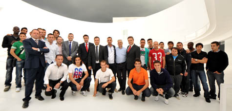 Plantilla, cuerpo técnico y directivos del Granada CF en el centro cultural de CajaGranada