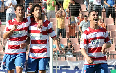 Los jugadores rojiblancos celebran un gol en `Los Cármenes`. (BALDOMERO)