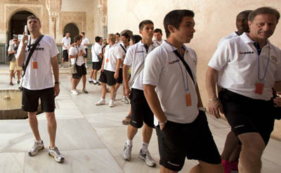 Los jugadores y cuerpo técnico durante su recorrido por el recinto monumental (GRJ)