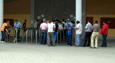 Aficionados granadinos adquiriendo esta mañana sus localidades (GRJ)
