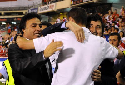 Pina se abraza con Álex Geijo y Ginno Pozzo tras el partido. (BALDOMERO)