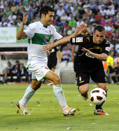 Collantes en una acción ante el conjunto del Elche CF (J. M. BALDOMERO)
